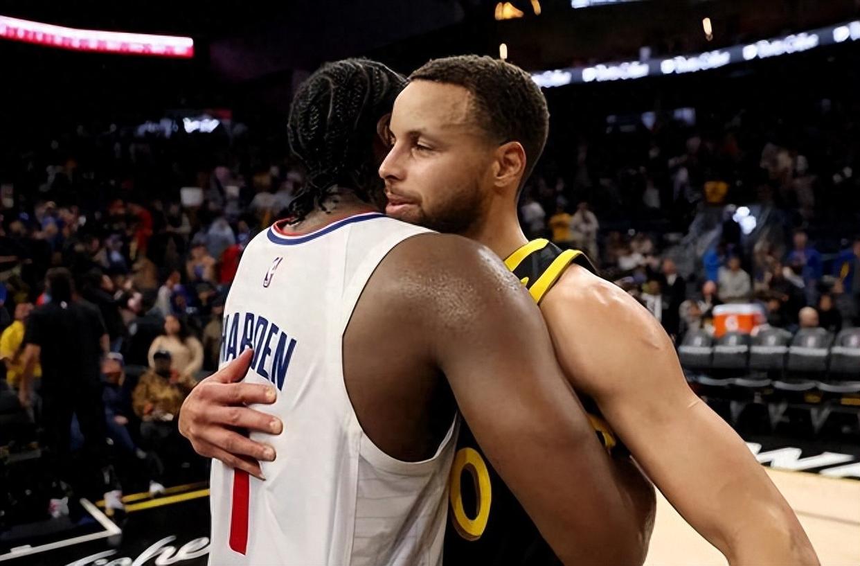 随机库里回归赛场，大胜首场状态亮眼，掘金观众沸腾！